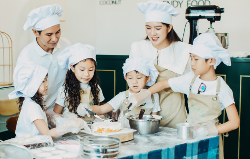 Lý Hải, Minh Hà dạy con làm bánh, tự trang trí nhà đón Giáng sinh