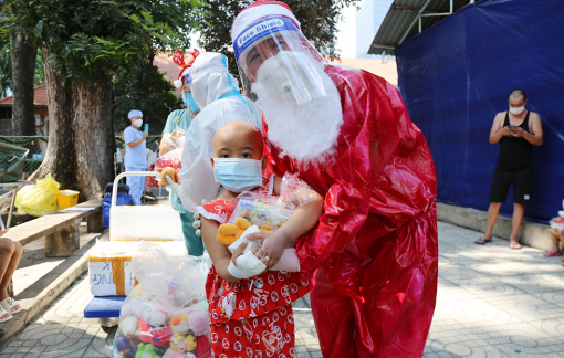 "Giáng sinh xanh" của những bệnh nhi COVID-19