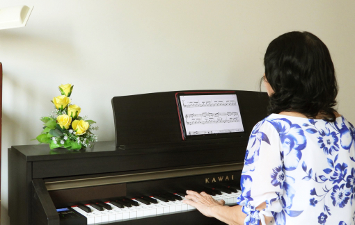 U70 bắt đầu học piano