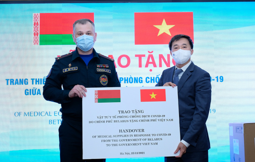 Việt Nam và Belarus trao tặng cho nhau trang thiết bị phòng chống dịch COVID-19