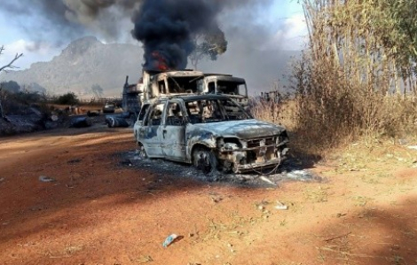 Hơn 30 thi thể được tìm thấy trong các xe bốc cháy tại Myanmar