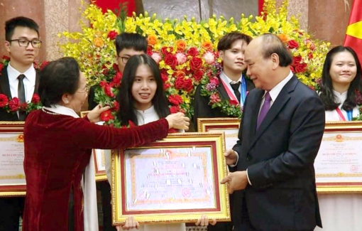 Nữ sinh nhận Huân chương Lao động hạng Ba: Nghị lực và bệ đỡ của hai người mẹ
