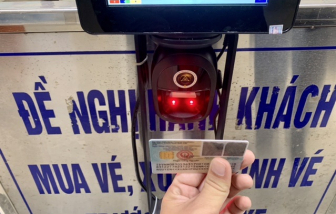 Hà Nội: Bến xe vắng lặng, khách lúng túng khai báo y tế qua máy quét QR