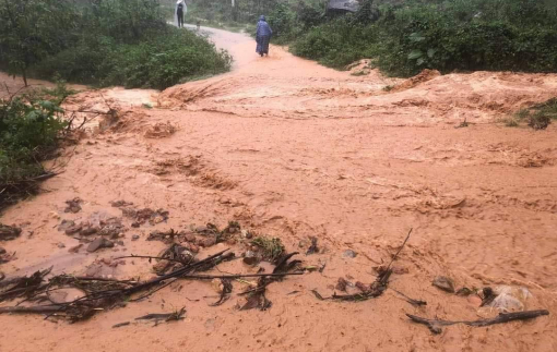 Sạt lở nghiêm trọng ở Huế, khẩn cấp di dời dân đến nơi an toàn