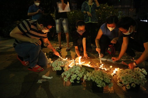 Vụ bé 8 tuổi tử vong nghi do bị bạo hành: Người thân, hàng xóm thắp nến tưởng nhớ