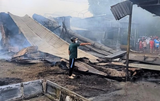 Xe tải chở 600 lít dầu bốc cháy dữ dội, thiêu rụi 4 căn nhà