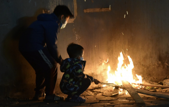 Xót xa cảnh trẻ em Hà Nội sưởi ấm bên đống lửa ngoài trời đêm