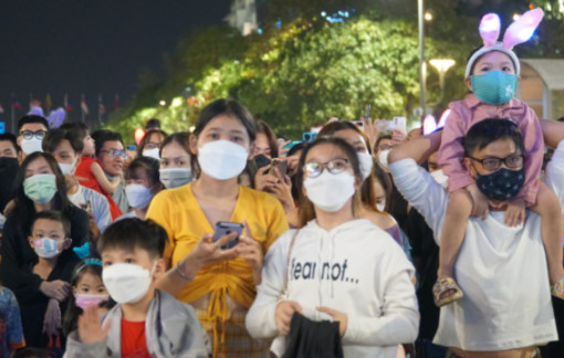 Người dân TPHCM đổ ra đường đón năm mới 2022