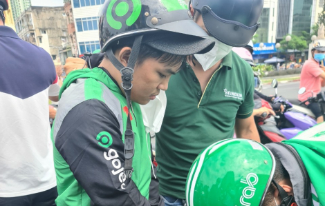 Thanh niên mặc đồ xe ôm công nghệ chở hàng chục kg pháo đi bán ở Sài Gòn