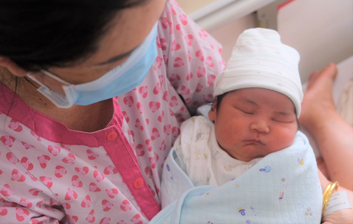 Bé trai sơ sinh cân nặng hơn 5kg