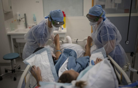 Thiếu nhân viên y tế, Pháp cho phép bác sĩ bị nhiễm COVID-19 tiếp tục làm việc