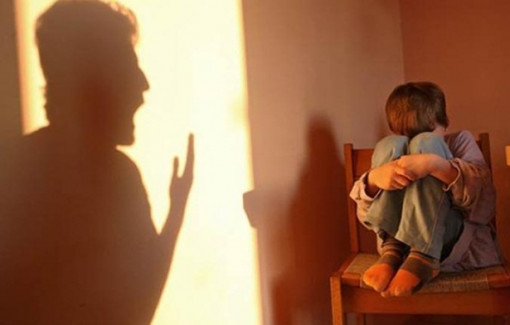 Cha mẹ hay đánh con, có cần điều trị tâm lý?