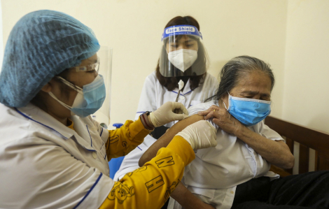 Hà Nội: Nhân viên y tế đến tận nhà tiêm vắc xin COVID-19 cho người bệnh tật, già yếu