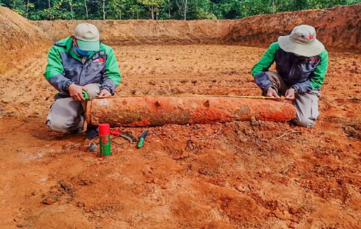 Đào ao thả cá bất ngờ phát hiện "bom khủng" nặng 227kg