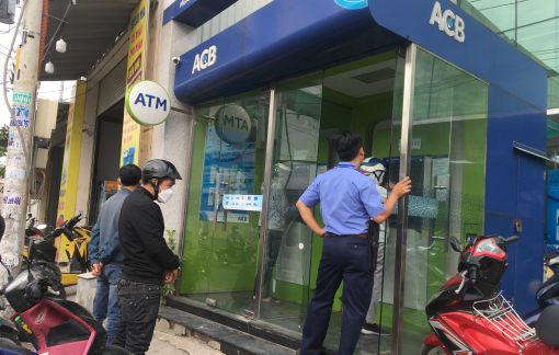 Người dân rút tiền mặt qua ATM giảm mạnh