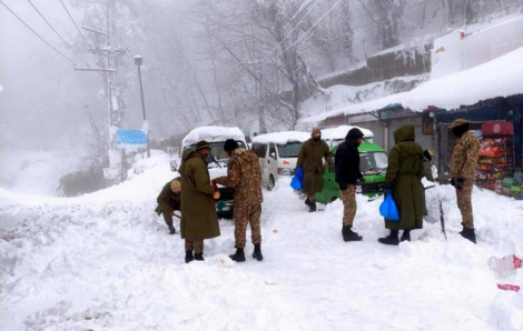 10 trẻ em trong số 22 người chết cóng trên xe bị mắc kẹt trong bão tuyết ở Pakistan