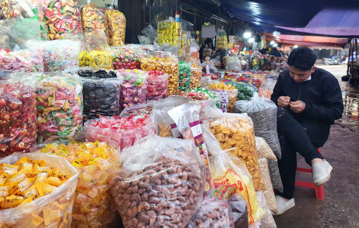 Hàng trăm tiểu thương chợ Vinh đóng sạp giữa cao điểm hàng tết