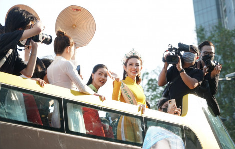 Hoa hậu Hoà bình Quốc tế Thuỳ Tiên diễu hành tại TPHCM