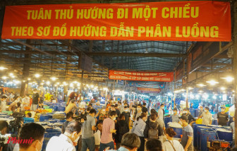 Thứ trưởng Bộ Nông nghiệp kiểm tra chợ Bình Điền trong đêm