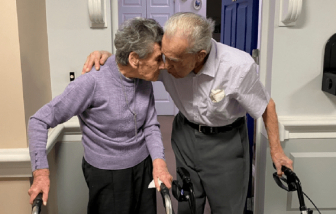 Bí quyết giúp cặp đôi trên 100 tuổi sống hạnh phúc đến "đầu bạc răng long"