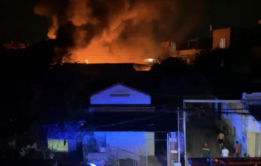 Kho hàng của công ty điện máy chìm trong biển lửa lúc rạng sáng