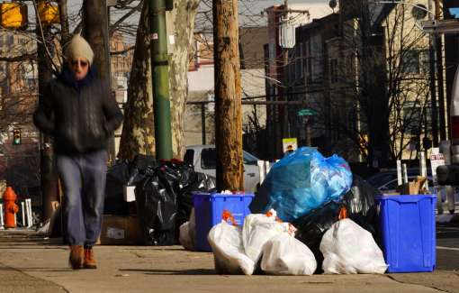 Mỹ: Rác thải và đồ tái chế chất thành đống trong bối cảnh Omicron lan rộng