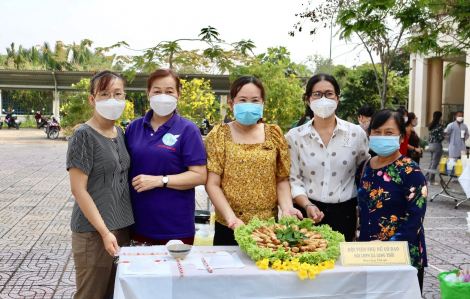 Tặng quà và phương tiện sinh kế cho chị em phụ nữ khó khăn