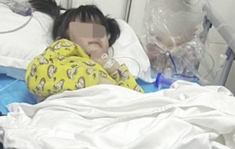 Trung Quốc: Bé gái 5 tuổi bị cha và bạn gái tấn công bằng nước nóng