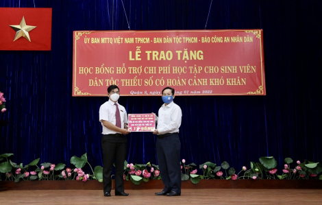 Tổng công ty Điện lực TPHCM trao tặng 1 tỷ đồng cho Quỹ bảo trợ học sinh dân tộc thiểu số và học sinh nghèo có hoàn cảnh khó khăn