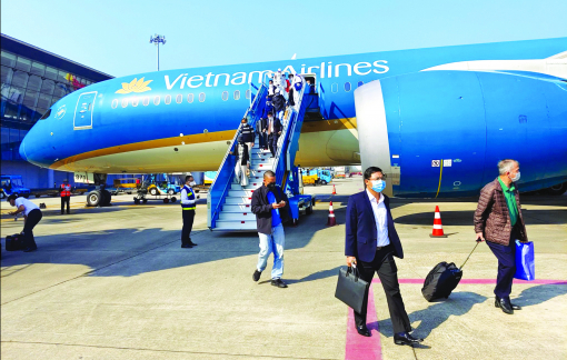 Vé máy bay tăng giá, tàu hỏa, xe đò ế khách