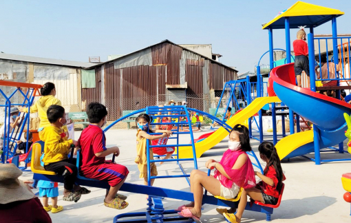 Sân chơi trẻ em mọc lên từ bãi rác