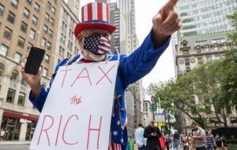 Giới siêu giàu nổi giận vì không được đánh thuế cao để "cứu rỗi thế giới"