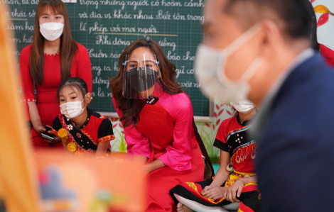 Hoa hậu H'Hen Niê khánh thành thư viện, trao 10.000 quyển sách cho trẻ em vùng cao
