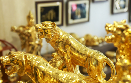 “Hổ vàng 24k” hút khách dịp Tết Nguyên đán
