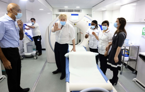 Làn sóng Omicron đạt đỉnh, Anh dỡ bỏ các hạn chế COVID-19