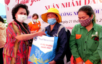 Tặng 400 phần quà cho nữ công nhân vệ sinh môi trường vui đón Tết