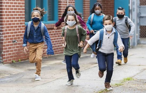 Anh: Số ca mắc COVID-19 tăng kỷ lục ở nhóm học sinh nhỏ tuổi