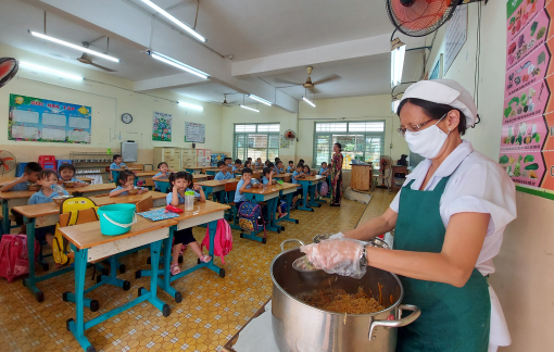 “Mở cửa” các khối lớp còn lại, trường học tính toán bán trú
