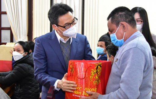 Phó thủ tướng Vũ Đức Đam trao quà cho người dân ảnh hưởng COVID-19 tại Thừa Thiên - Huế