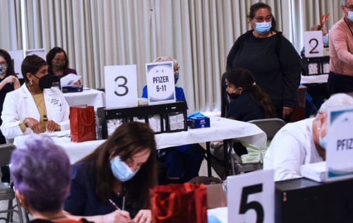 Người già không tiêm vắc-xin có nguy cơ nhập viện cao hơn 49 lần trước biến thể Omicron