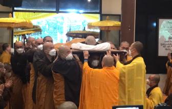 Phật tử bật khóc trong lễ nhập kim quan Thiền sư Thích Nhất Hạnh