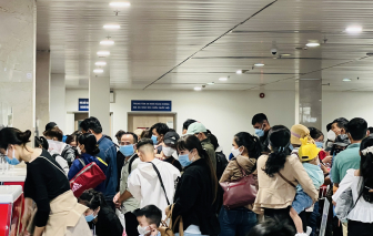 Sân bay Tân Sơn Nhất và Nội Bài chật kín người về quê ăn tết