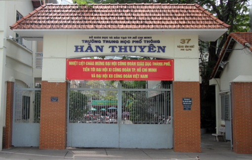 Giáo viên dùng compa đâm vào tay học sinh vì làm sai bài
