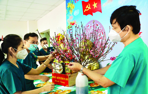 Y, bác sĩ xung phong trực chiến để người dân yên tâm đón tết