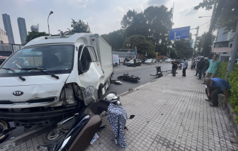 Xe tải đâm loạt xe máy trên cầu Thị Nghè, nhiều người bị thương