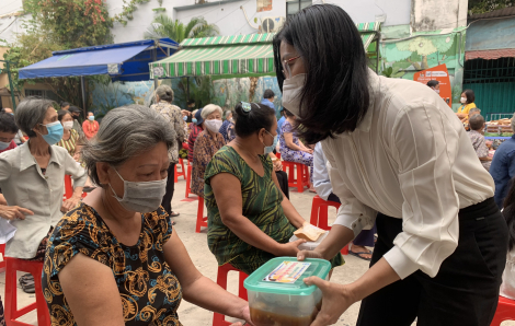 Chia sẻ vị Tết với người già neo đơn, phụ nữ khó khăn bằng nồi thịt kho và mứt Tết