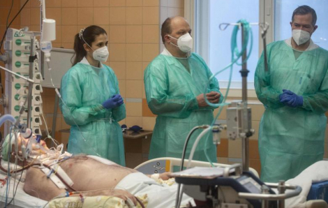 Nhân viên y tế Séc không mặc đồ bảo hộ khi chữa trị cho bệnh nhân COVID-19