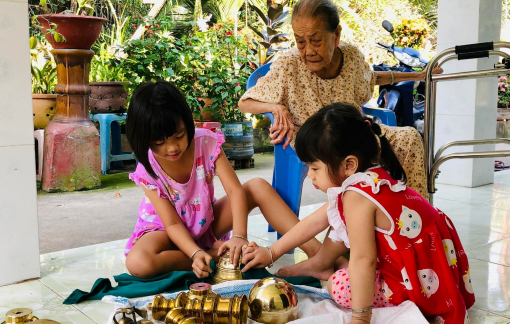Tết Sài Gòn: Bình yên ngắm bà nội 101 tuổi dạy con cháu đánh bóng lư đồng