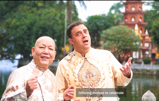 Clip: Đại sứ Israel "khoe giọng" với bài hát Ngày Tết quê em bằng tiếng Việt