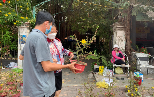 Người dân Bình Dương đội nắng xuống phố mua hoa